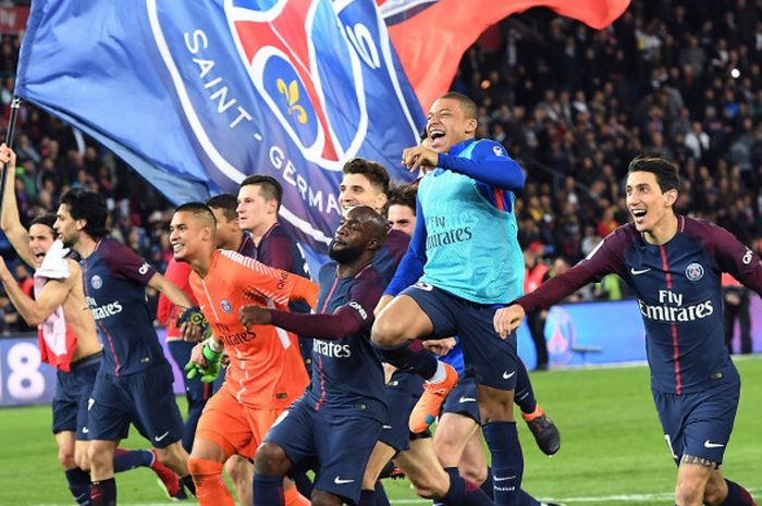 Para pemain Paris SG berpesta merayakan kemenangan 7-1 atas AS Monaco, Senin (16/4/2018) WIB di Parc des Princes, yang memastikan mereka menjadi juara Liga Prancis 2017-2018.