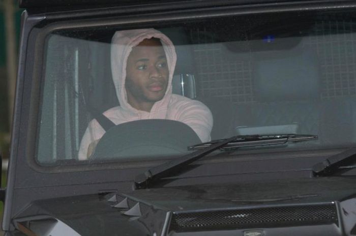 Raheem Sterling mengendararai Mercedes Benz dalam sesi latihan