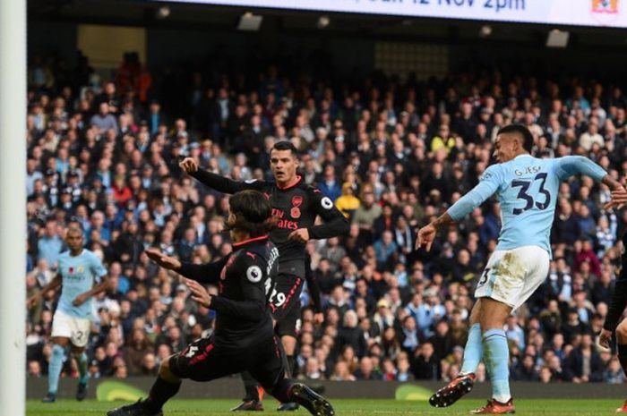 Penyerang Manchester City, Gabriel Jesus, mencetak gol ke gawang Arsenal pada laga Liga Inggris di Stadion Etihad, Minggu (5/11/2017).