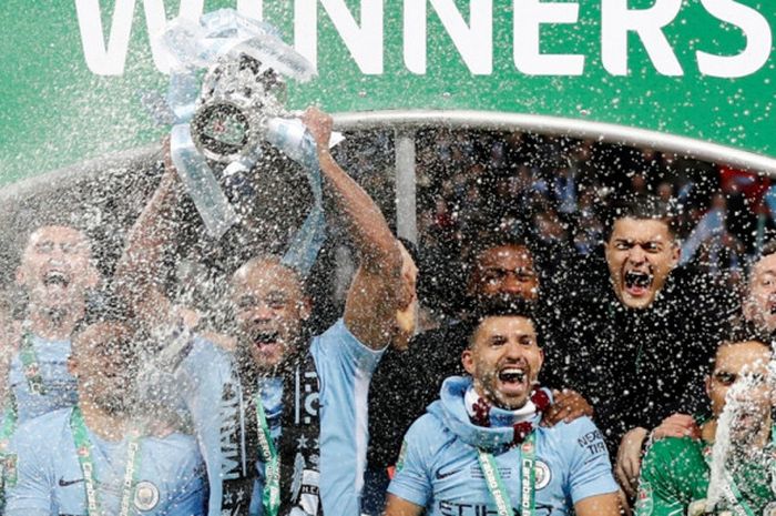 Kapten Manchester City, Vincent Kompany, mengangkat trofi Piala Liga Inggris seusai mengalahkan Arsenal dalam laga final di Stadion Wembley, London, pada 25 Februari 2018.