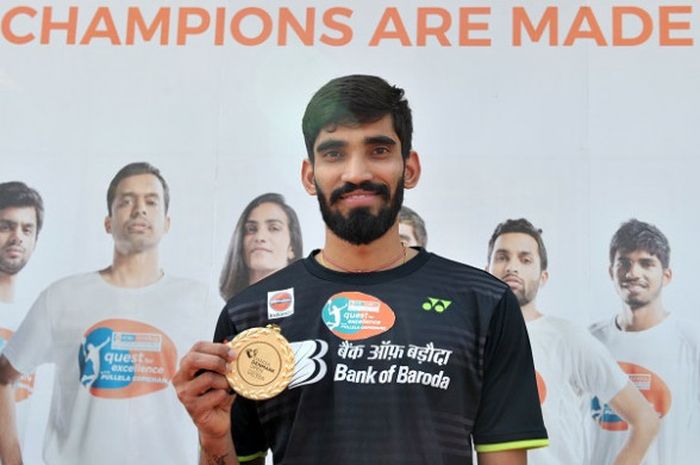 Pebulu tangkis tunggal putra India, Kidambi Srikanth, berpose dengan medali emas yang didapat sebagai juara Prancis Terbuka dalam sesi konferensi pers di Hyderabad, Selasa (31/10/2017).