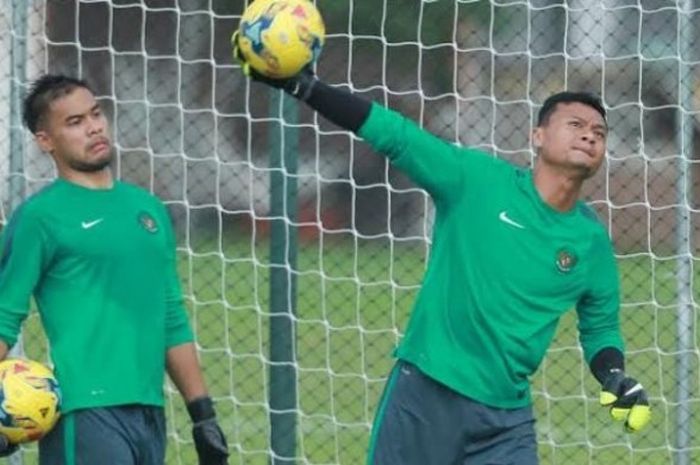 Dua kiper timnas Indonesia, Andritany Ardhiyasa (kiri) dan Dian Agus Prasetyo dalam sesi latihan.