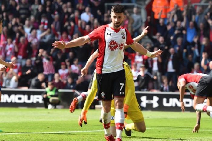 Striker Southampton (tengah) merayakan gol rekan setimnya Dusan Tadic (kanan) ke gawang Chelsea dalam partai Liga Inggris di Stadion St Mary's, Southampton, 14 April 2018.