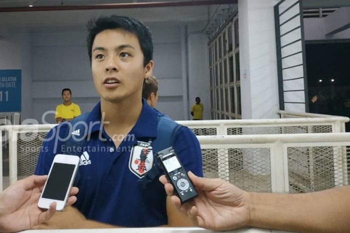 Kapten timnas U-19 Jepang, Mitsuki Saito saat menjawab pertanyaan wartawan di Mixed Zone Stadion Pakansari, Kabupaten Bogor, Kamis (25/10/2018).