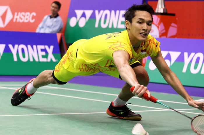 Pebulu tangkis tunggal putra Indonesia, jonatan Christie, saat berupaya mengembalikan kok ke arah lawannya, Anthony Sinisuka Ginting, pada laga babak kedua Hong Kong Open 2018, Kamis (15/11/2018).