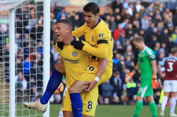 Gelandang Chelsea, Ross Barkley, merayakan gol bersama Alvaro Morata dalam laga melawan Burnley di lanjutan Liga Inggris, 29 Oktober 2018 di Stadion Turf Moor. 