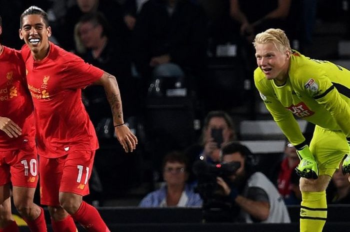 Philippe Coutinho (kiri) dan Roberto Firmino dari Liverpool merayakan gol yang mereka cetak ke gawang kiper Derby County, Jonathan Mitchell (kanan), dalam laga Piala Liga Inggris, 20 September 2016.