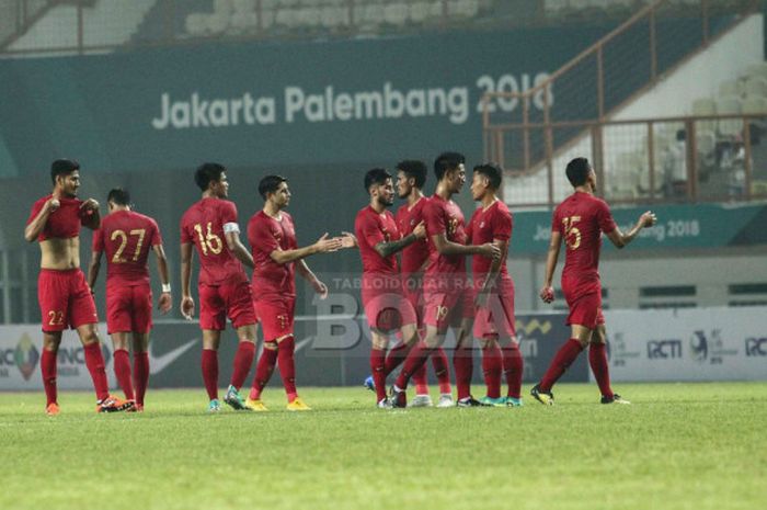    Para pemain timnas Indonesia berkumpul di tengah lapangan usai laga persahabatan internasional kontra Myanmar di Stadion Wibawa Mukti, Cikarang, Selasa (10/10/2018).   