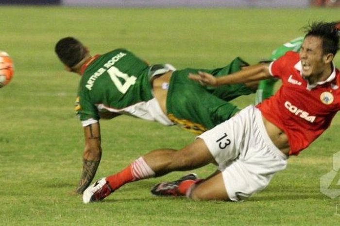   Duel antara bek Persija, Gunawan Dwi Cahyo (kanan) dan bek Mitra Kukar, Artur Cunha (kiri) di Stadion Manahan, Solo, Jumat (5/8/2016).  