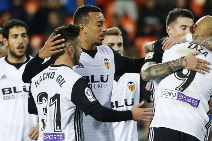 Pemain Valencia merayakan keberhasil lolos ke babak 16 besar Copa del Rey setelah menang 4-1 atas Real Zaragoza pada laga leg kedua babak 32 besar di Stadion Mestalla, Kamis (30/11/2017) waktu setempat.