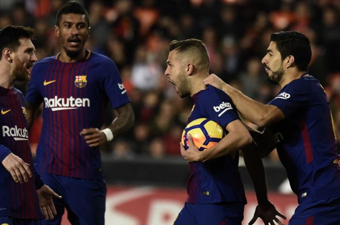 Selebrasi bek Barcelona, Jordi Alba (kedua dari kanan), setelah sukses mencetak gol penyeimbang timnya ke gawang Valencia dalam laga La Liga Spanyol 2017-2018 di Stadion Mestalla, Valencia, Spanyol, pada Minggu (26/11/2017).