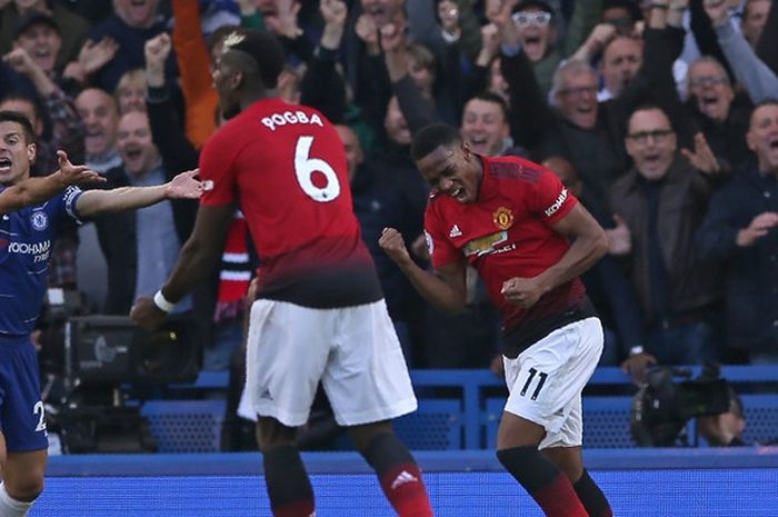 Penyerang Manchester United, Anthony Martial (kanan), merayakan gol yang dicetak ke gawang Chelsea dalam laga Liga Inggris di Stadion Stamford Bridge, London, Inggris pada 20 Oktober 2018.