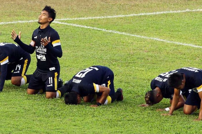 Pemain Persekam Metro FC, Setyo Adhi Prastowo (berlutut), merayakan gol dalam pertandingan Liga 2.