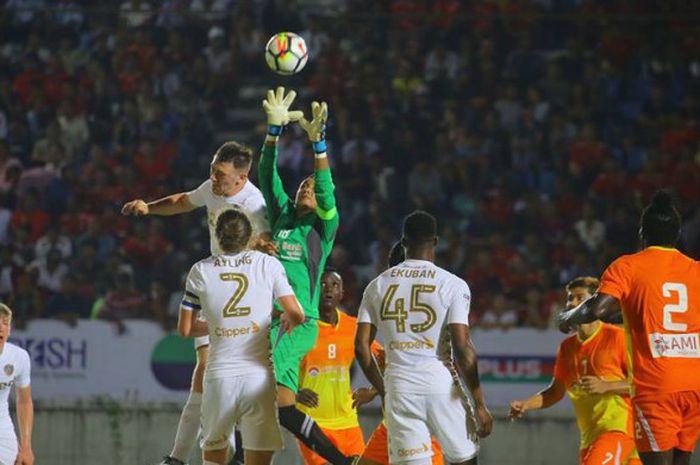 DUel udara pemain Leeds United dengan kiper MNL All Stars pada laga eksibhisi di Stadion Thuwunna, Myanmar pada 9 Mei 2018.