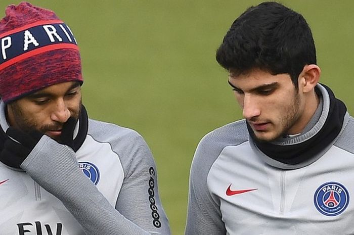 Gelandang Paris Saint-Germain, Lucas Moura (kiri), berbicara dengan rekan barunya, Goncalo Guedes, dalam sesi latihan jelang laga Ligue 1 2016-2017 menghadapi AS Monaco di Saint-Germain-en-Laye, Paris, Prancis, pada  28 Januari 2017.