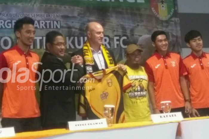 Mitra Kukar memperkenalkan Rafael Berges Martin sebagai pelatih baru. Pelatih asal Spanyol itu dikontrak dengan durasi 1 musim.