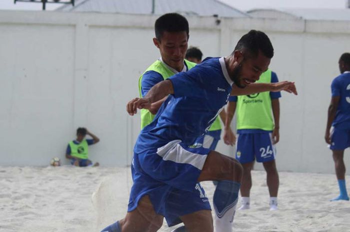 Para pemain Persib Bandung menggelar latihan di lapangan voli pantai komplek olahraga Sport Jabar Arcamanik, Jumat (22/6/2018).