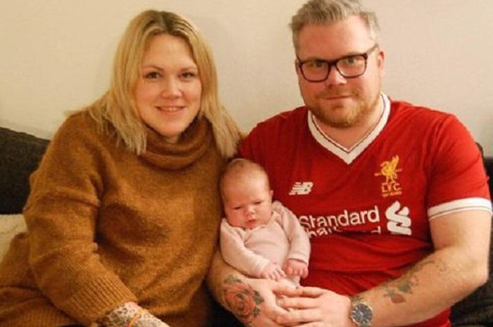 YNWA Sofie berada di dalam dekapan Carine Heum (kiri) dan Kent Solheim