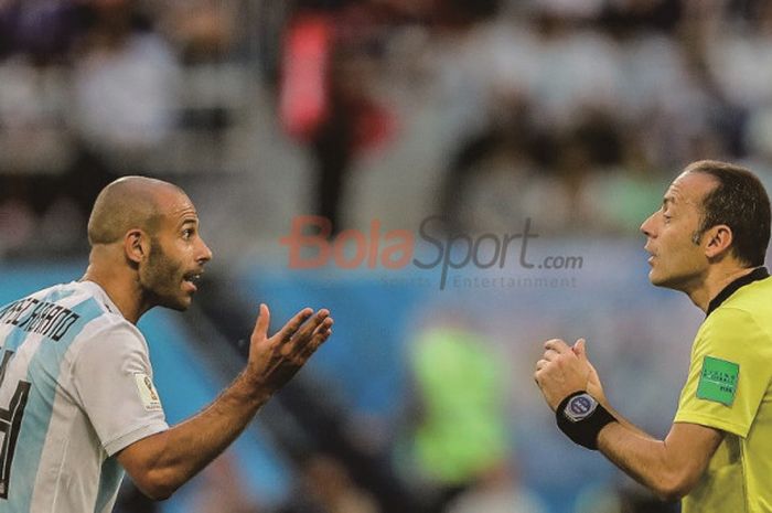  Gelandang Argentina, Javier Mascherano (kedua dari kanan), berbicara kepada wasit Cuneyt Cakir dala