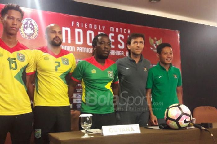 Pelatih timnas Indonesia, Luis Milla, dan Evan Dimas, bersama pelatih timnas Guyana, Wayne Dover, bersama dengan Jake Newton saat sesi jumpa pers jelang pertandingan di Hotel Horison, Bekasi, Jawa Barat, Jumat (24/11/2017)