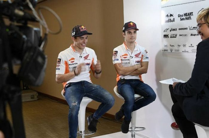 Dua pebalap Repsol Honda Team, Marc Marquez dan Dani Pedrosa menjalani sesi wawancara di JIExpo Kemayoran, Jakarta, Selasa (20/2/2018). 