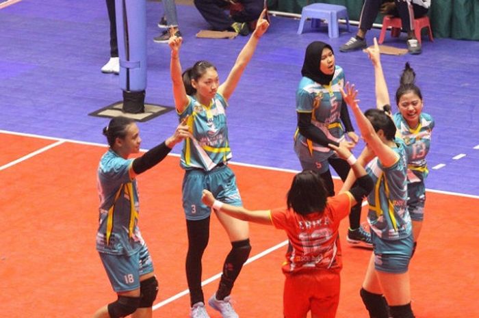 Tim bola voli Jakarta Elektrik PLN melakukan selebrasi setelah menang 3-1 atas Bekasi BVN pada putaran pertama seri pertama Proliga 2018 di GOR Tridarma, Gresik, Minggu (4/2/2018).