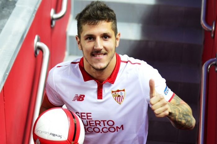 Stevan Jovetic ketika diperkenalkan sebagai pemain baru Sevilla di Stadion Sanchez Pizjuan pada 10 Januari 2017.