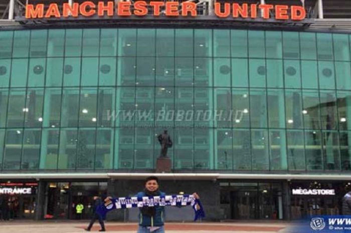 Labsin dengan jersey Persib Bandung di depan markas Manchester United