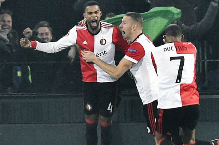 Selebrasi bek Feyenoord Rotterdam, Jeremiah St Juste (kiri), setelah berhasil mencetak gol kemenangan timnya ke gawang Napoli dalam laga matchday keempat Grup F Liga Champions 2017-2018 di Stadion Feijenoord, Rotterdam, Belanda, pada 6 Desember 2017.