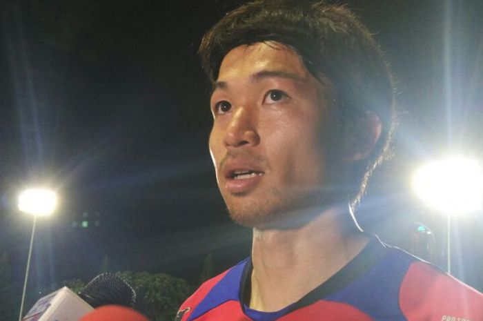 Bek FC Tokyo, Masato Morishige, saat menjawab pertanyaan wartawan selepas sesi latihan tim di Lapangan ABC, Senayan, Jakarta, Kamis (25/1/2018) malam WIB.