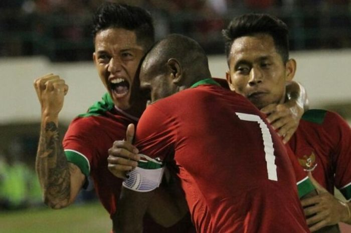   Irfan Bachdim, Boaz Solossa, dan Andik Vermansah rayakan gol Indonesia ke gawang Malaysia pada laga uji coba di Stadion Manahan, Selasa (6/9/2016).   