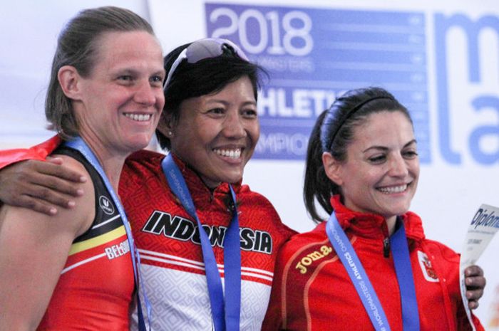 Pelari gawang putri Indonesia, Dedeh Erawati, setelah menerima medali emas nomor lari gawang 100 meter Kejuaraan Dunia Masters 2018, Malaga, Spanyol, Sabtu (15/9).