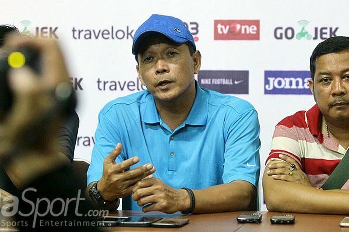 Pelatih PSBK Kota Blitar, Bonggo Pribadi (kiri), memberikan keterangan kepada media saat konfrensi pers usai pertandingan play-off khusus melawan Persewangi Banyuwangi di Stadion Kanjuruhan Malang, Jawa Timur, Selasa (10/10/2017) sore.