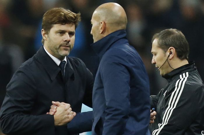 Pelatih Tottenham Hotspur, Mauricio Pochettino (kiri), bersalaman dengan pelatih Real Madrid, Zinedine Zidane, seusai laga Grup H Liga Champions di Stadion Wembley, London, Inggris pada 1 November 2017.