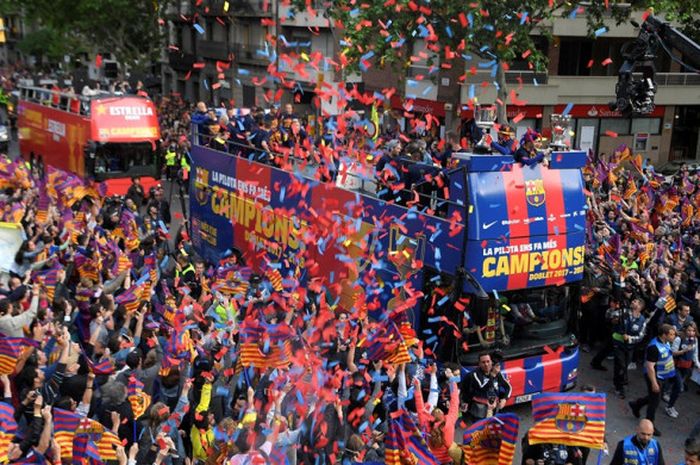 Para pemain dan staf FC Barcelona melakukan parade menggunakan bus beratap terbuka untuk merayakan gelar Liga Spanyol ke-25 di Barcelona, Spanyol pada 30 April 2018.