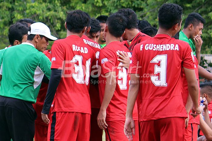 Tim Semen Padang FC didampingi asisten pelatih Weliansyah bersiap memulai latihan di komplek Semen padang, Indarung.