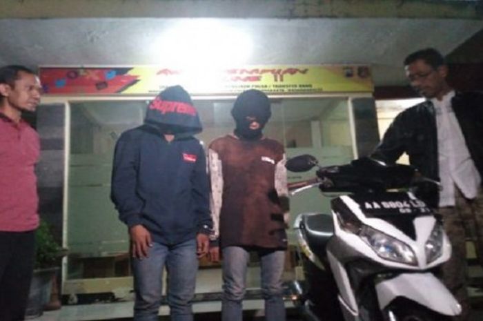 Dua oknum bonek diciduk polisi akibat rampas motor.