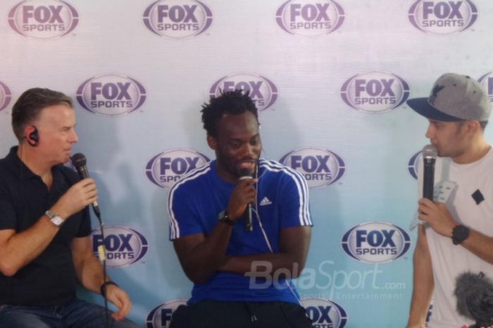 Gelandang Persib Bandung, Michael Essien (tengah), berbicara dalam acara Media Talkshow bersama presenter The John Dykes Show, John Dykes (kiri), di Artotel Thamrin, Jakarta, Sabtu (4/11/2017).