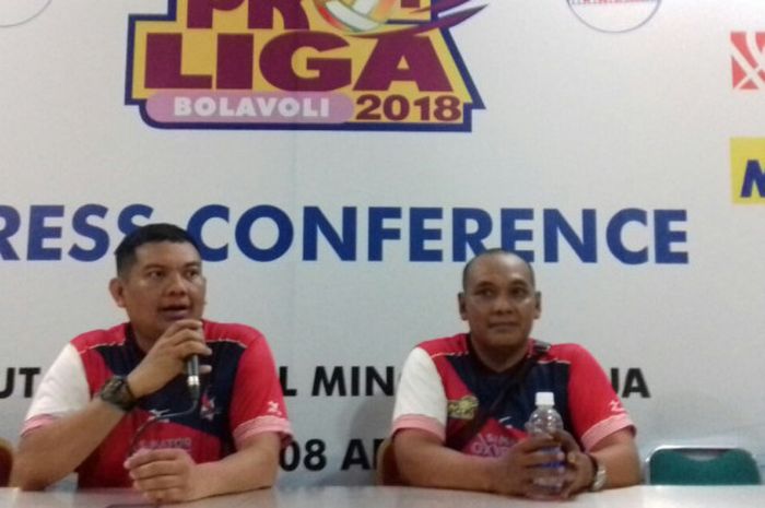 Manajer Surabaya Bhayangkara Samator, Nanang Masbudi (kiri), dan pelatih kepala, Ibarsyah Djanu Tjahjono (kanan), memberikan komentar seusai menjalani laga Final Four Proliga 2018 di Solo, Jumat (6/4/2018).