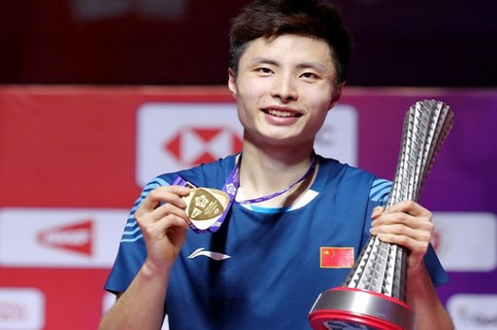 Tunggal putra China, Shi Yuqi, saat berpose dengan memegang medali dan trofi setelah tampil sebagai 