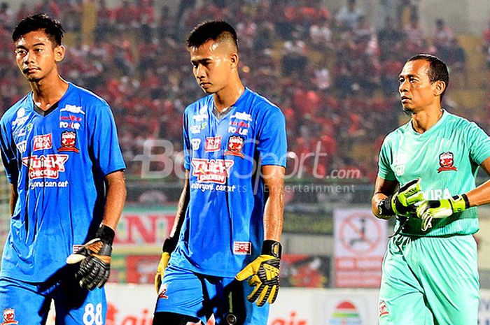 Pelatih kiper Madura United, Hendro Kartiko (kanan), mengawal dua anak asuhnya, Satria Tama (kiri) dan Angga Saputra saat Madura United melawan Bali United pada pekan ke-12 Liga 1 2018 di Stadion Gelora Bangkalan, Jawa Timur, Minggu (03/06/2018).