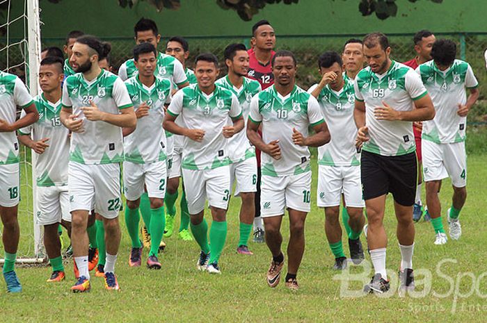 Pemain PSMS Medan, berlatih menjelang laga melawan Semen Padang dalam pertandingan Invitasi Sumut Cup di Stadion Baharoeddin Siregar.