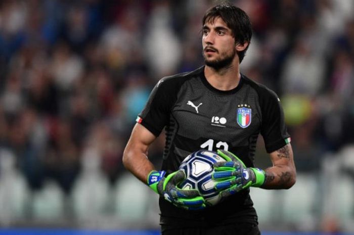 Mattia Perin saat beraksi membela timnas Italia dalam partai uji coba lawan Belanda di Allianz Stadium, Turin, 4 Juni 2018.