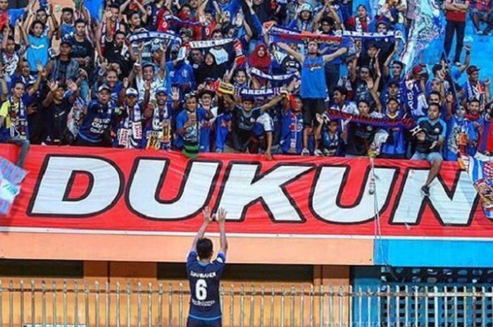 Aremania di tribun Stadion Mandala saat laga Persipura Jayapura kontra Arema FC.