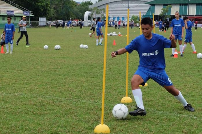 Suasana latihan Allianz Junior Football Camp 2018 di Bangkok, Thailand, Selasa (17/7/2018).