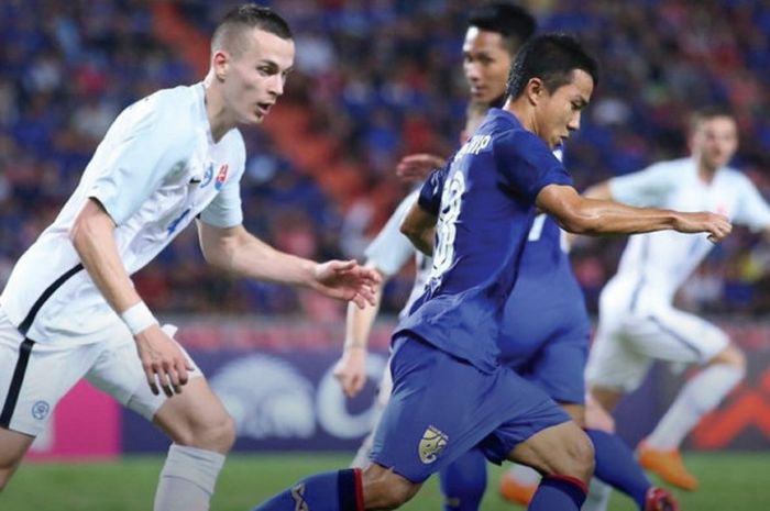 Gelandang tim nasional Thailand, Chanathip Songkrasin, menggiring bola dari incaran pemain Slovakia dalam laga final King's Cup 2018 di Stadion Rajamangala, Bangkok, Thailand, pada Minggu (25/3/2018).