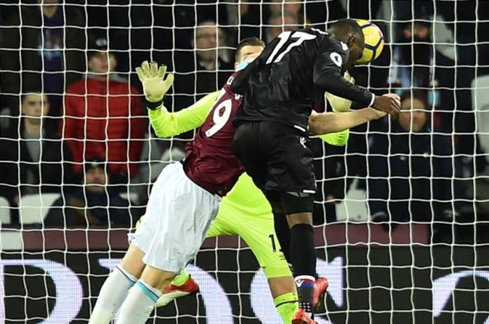 Striker Crystal Palace, Christian Benteke (tengah), mencetak gol via sundulan dalam laga Liga Inggris kontra West Ham United di London Stadium, London, pada 30 Januari 2018.