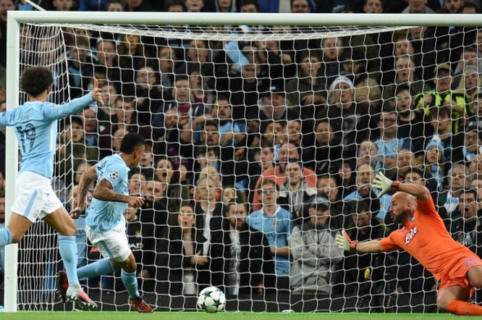 Striker Manchester City, Gabriel Jesus (kedua dari kiri), mencetak gol ke gawang Napoli dalam laga Grup F Liga Champions di Stadion Etihad, Manchester, Inggris, pada 17 Oktober 2017.