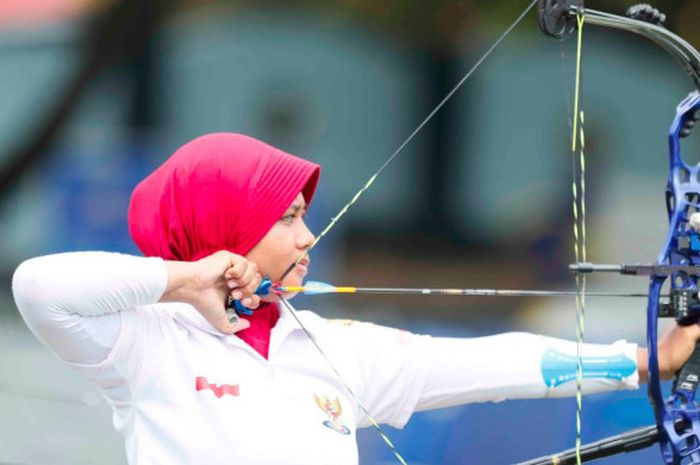 Pemanah putri Indonesia, Sri Ranti, saat menjalani pertandingan nomor compound di Synthetic Turf Field, National Sports Council, KL Sports City, Rabu (16/8/2017).