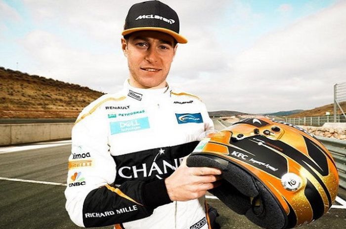 Pebalap tim McLaren, Stoffel Vandoorne, saat memamerkan helm anyar yang terdapat tulisan KFC Jagonya Ayam.